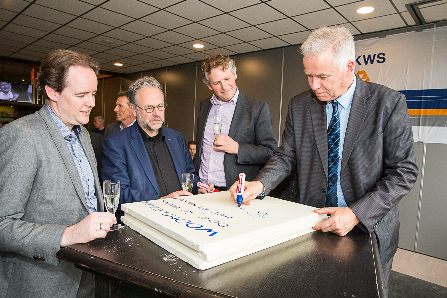 Wethouder Theo Duijvestijn signeert bouwelement.jpg